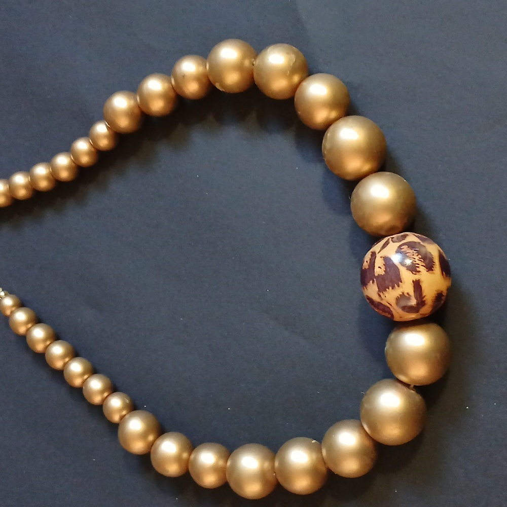 very good pre-owned condition beaded necklace..animal print
